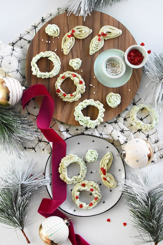 Holiday Meringue Wreath Cookies - Delineate Your Dwelling